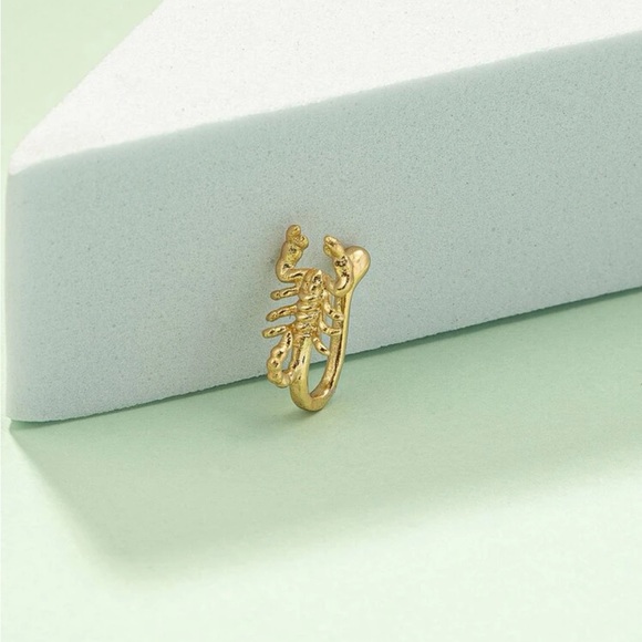🎉 New Gold Plated Scorpion Faux Nose Ring - Picture 2 of 4